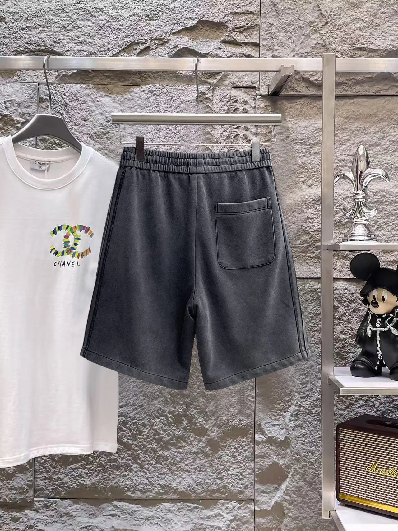 Balenciaga's three-standard complete 2026 summer New Arrival men's casual shorts, advanced custom-made Breathable fabric, Breathable fabric, extremely stretchy and comfortable, impeccable details, top-grade accessories, original logo design concept, delicate and soft feel! The upper body fit is awesome! Size: M-XXXL Please state your height and weight when ordering